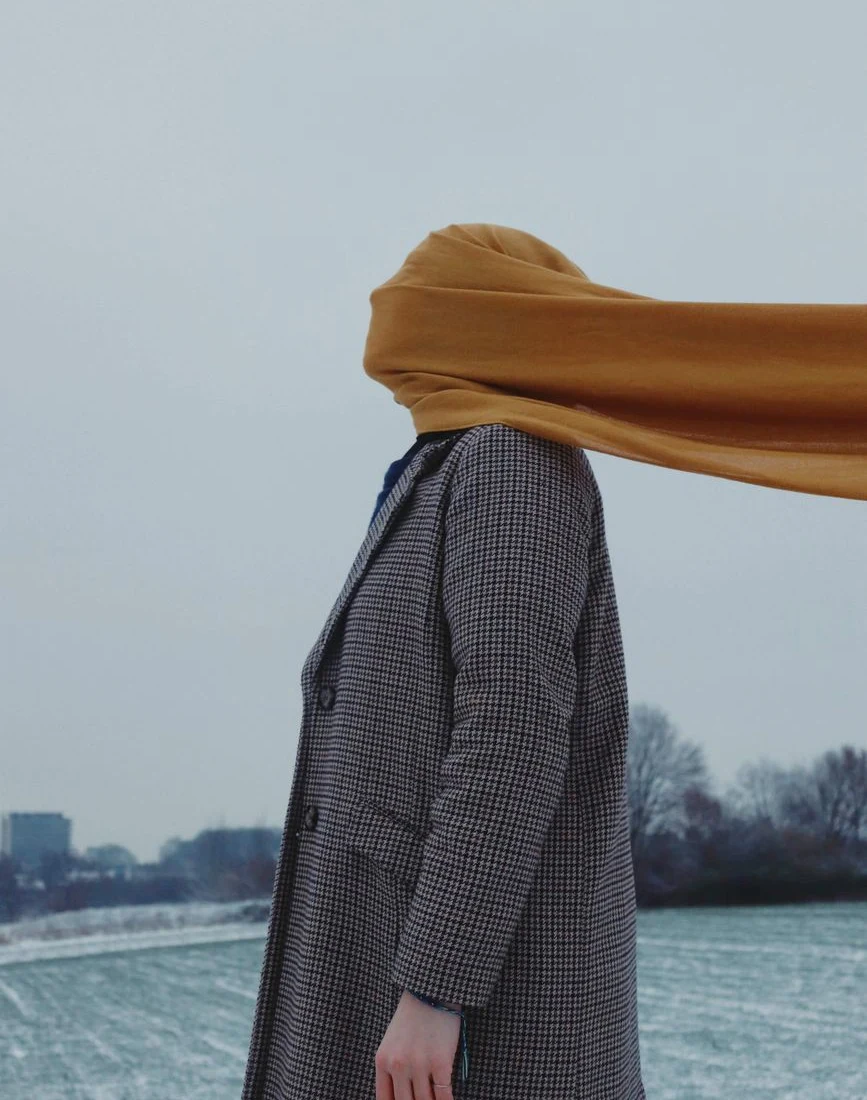 Model in fluid neutral tailoring outdoors